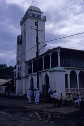 Archipel-des-Comores;-Architecture;-Bâtiment-blanc;-France;-Galerie;-Hommes;-Kaleidos;-Kaleidos-images;-La-parole-à-limage;-Laurent-Abad;-Mayotte;-Océan-Indien;-Stories-Pictures;-Tour;-Vie-quotidienne